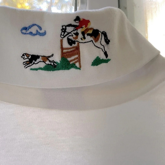 PB&J women’s M CLEAN white EUC turtle neck w/equestrian theme embroidered @ neck - Picture 3 of 6